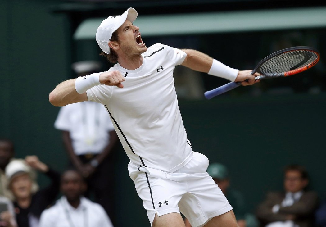 Andy Murray se raduje v průběhu čtvrtfinále Wimbledonu proti Jo-Wilfriedu Tsongovi