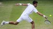 Novak Djokovič dobíhá míček ve čtvrtfinále Wimbledonu proti Tomáši Berdychovi