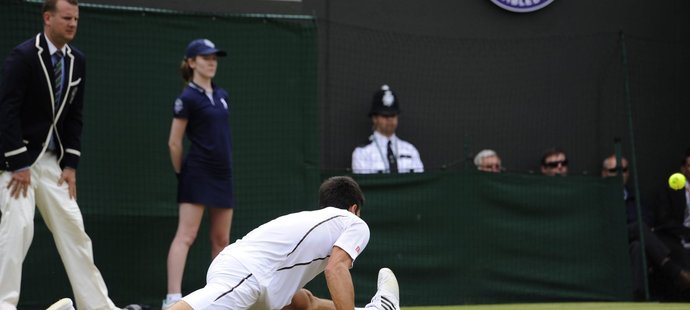 Novak Djokovič bezmocně sleduje míček z rakety Tomáše Berdycha ve čtvrtfinále Wimbledonu
