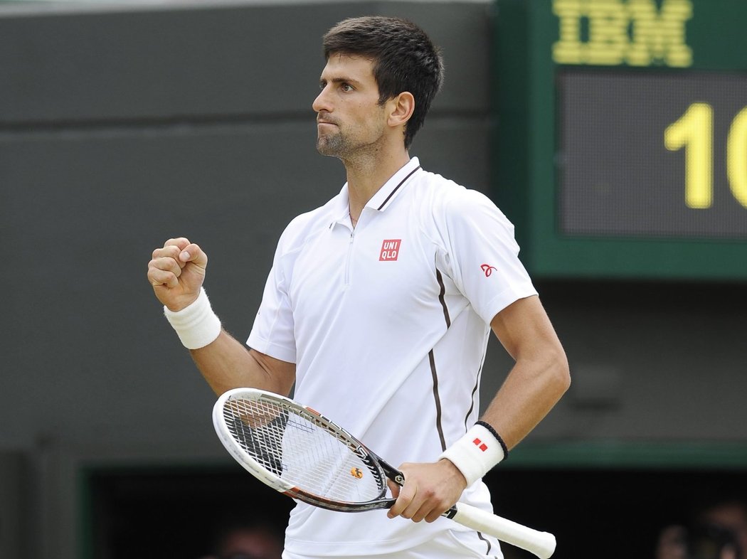 Novak Djokovič se hecuje po vítězném míčku ve čtvrtfinále Wimbledonu proti Tomáši Berdychovi
