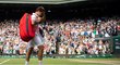 Roger Federer odchází z wimbledonského centrkurtu po čtvrtfinálové porážce s Polákem Hurkaczem