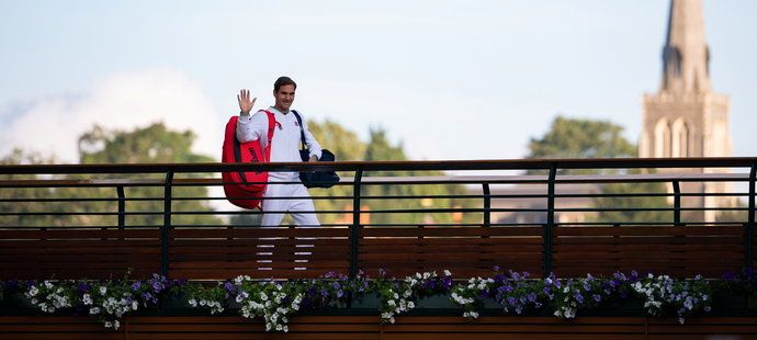 Roger Federer mává fanouškům z lávky nad centrkurtem po svém vyřazení ve čtvrtfinále Wimbledonu