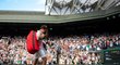 Roger Federer odchází z wimbledonského centrkurtu po čtvrtfinálové porážce s Polákem Hurkaczem