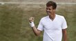 Tomáš Berdych se raduje z postupu do semifinále Wimbledonu po výhře nad Lucasem Pouillem