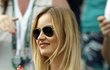 Ester Sátorová tleská svému manželovi Tomáši Berdychovi po postupu do semifinále Wimbledonu