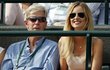 Ester Sátorová, manželka Tomáše Berdycha, sleduje spolu s jeho otcem čtvrtfinále Wimbledonu