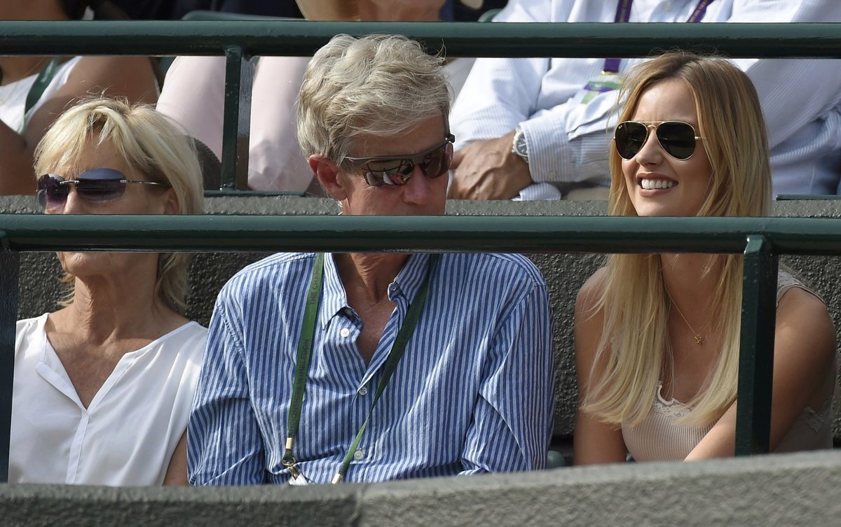 Rodiče Tomáše Berdycha a jeho manželka Ester Sátorová na wimbledonském čtvrtfinále