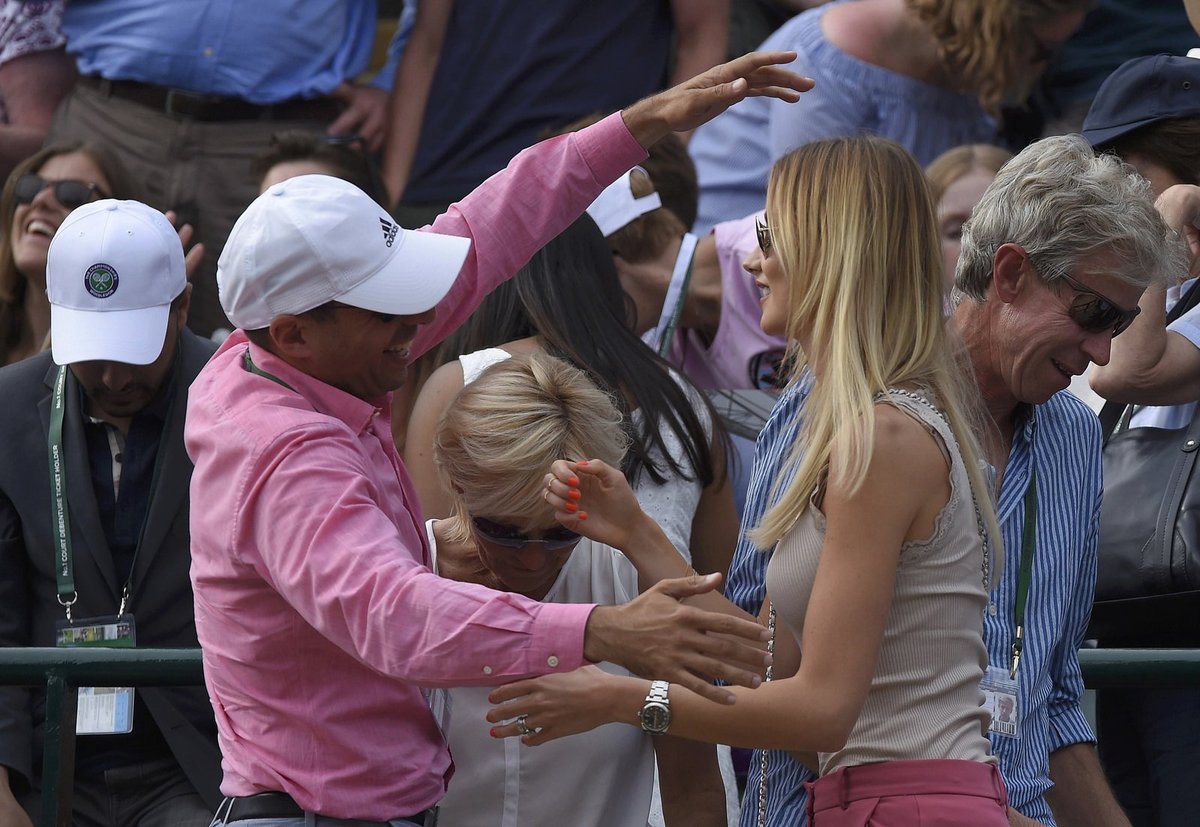 Berdychova manželka Ester, která čtvrtfinále sledovala s jeho rodiči, slaví tenistův postup do semifinále Wimbledonu