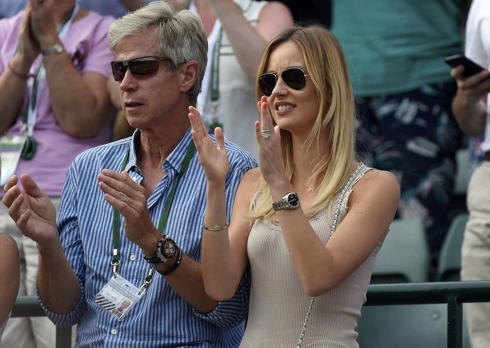 Berdychův otec a manželka Ester tleskají jeho postupu do semifinále Wimbledonu