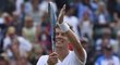 Tomáš Berdych děkuje fanouškům po výhře nad Lucasem Pouillem a postupu do semifinále Wimbledonu