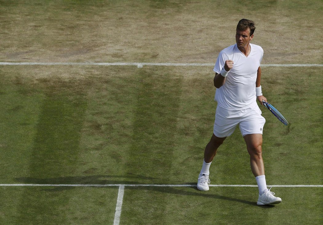 Tomáš Berdych se raduje během čtvrtfinále Wimbledonu proti Lucasi Pouillemu