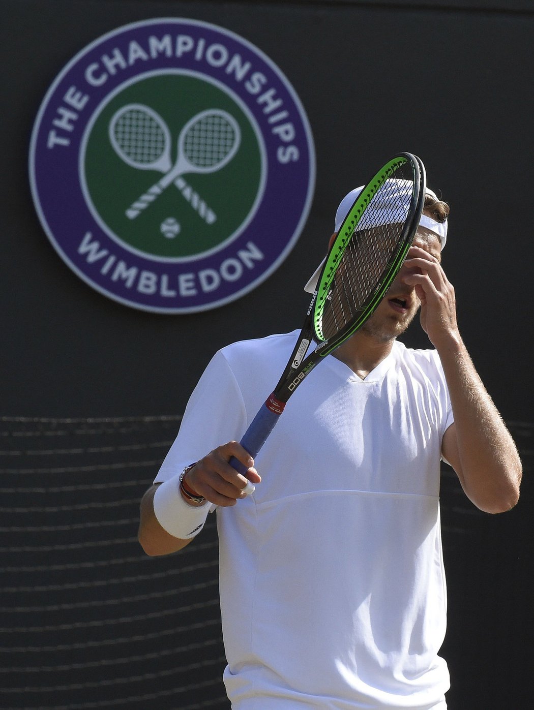 Lucas Pouille se chytá za hlavu ve čtvrtfinále Wimbledonu proti Tomáši Berdychovi