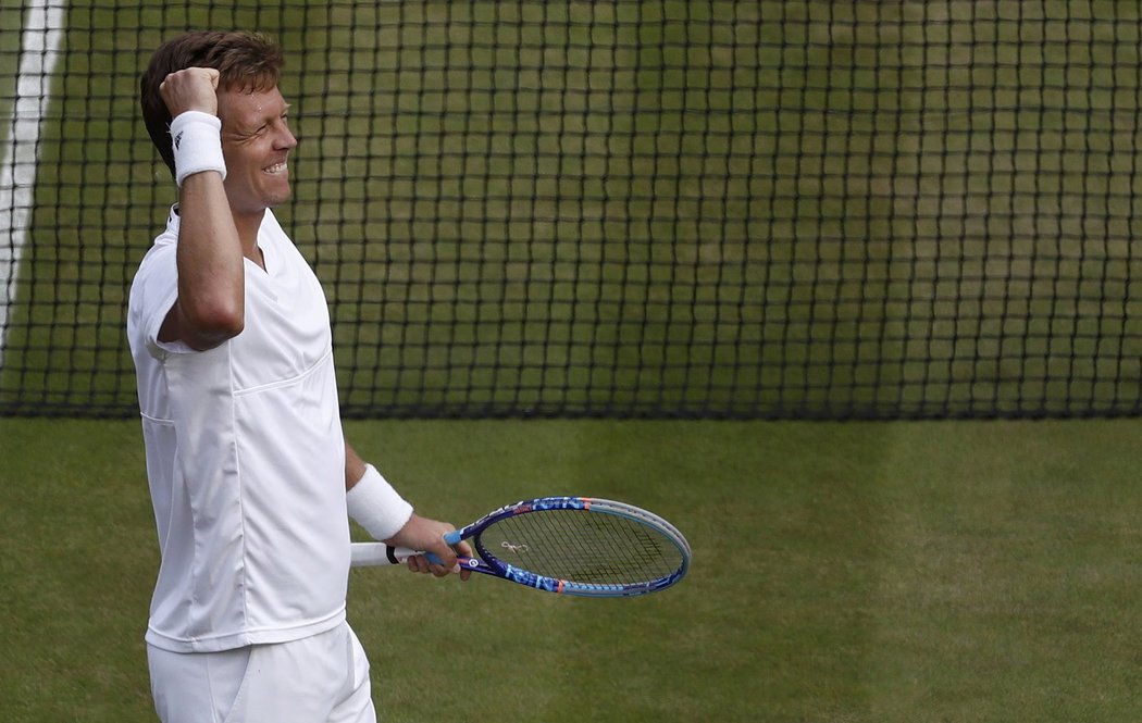 Tomáš Berdych se raduje po výhře nad Lucasem Pouillem z postupu do semifinále Wimbledonu