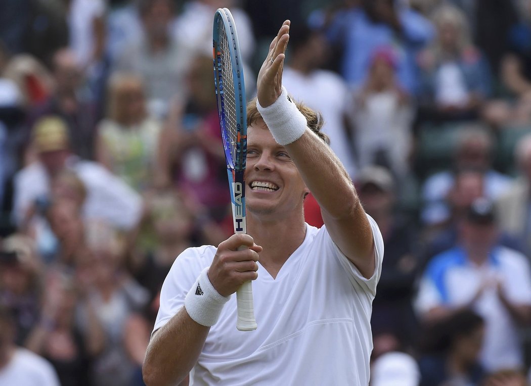 Tomáš Berdych děkuje fanouškům po výhře nad Lucasem Pouillem a postupu do semifinále Wimbledonu