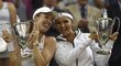 Martina Hingisová a Sania Mirzaová se radují z wimbledonského triumfu ve čtyřhře