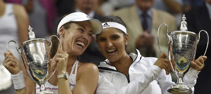 Martina Hingisová a Sania Mirzaová se radují z wimbledonského triumfu ve čtyřhře