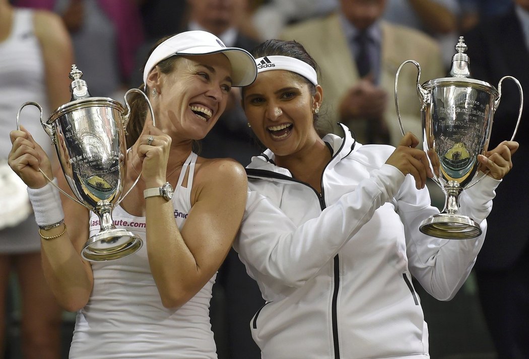 Martina Hingisová a Sania Mirzaová se radují z wimbledonského triumfu ve čtyřhře