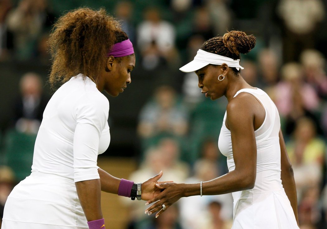 Serena (vlevo) a Venus Williamsovy ve finále wimbledonské čtyřhry proti českému páru Andrea Hlaváčková, Lucie Hradecká