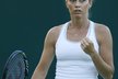 Klára Zakopalová slaví vítězství nad Danielou Hantuchovou v prvním kole Wimbledonu