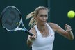 Klára Zakpalová v zápase prvního kola Wimbledonu proti Daniele Hantuchové