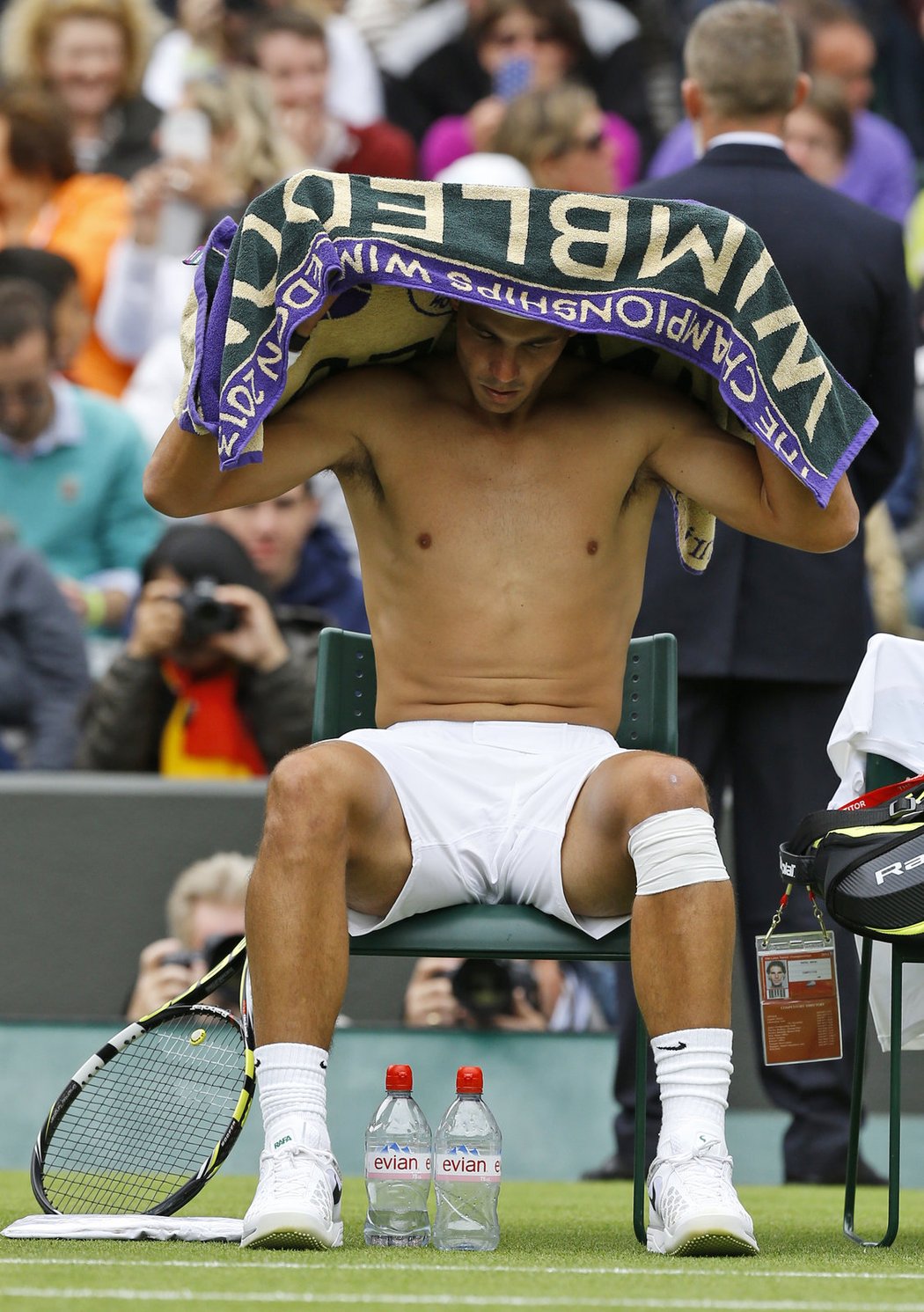 Rafael Nadal v utkání prvního kola Wimbledonu proti Belgičanovi Darcisovi