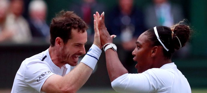 Serena Williamsová, Andy Murray postoupili do osmifinále wimbledonského deblu po výhře 7:5, 6:3 nad Francouzem Fabricem Martinem a Američankou Raquel Atawovou