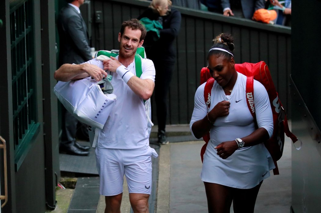 Serena Williamsová, Andy Murray postoupili do osmifinále wimbledonského deblu po výhře 7:5, 6:3 nad Francouzem Fabricem Martinem a Američankou Raquel Atawovou