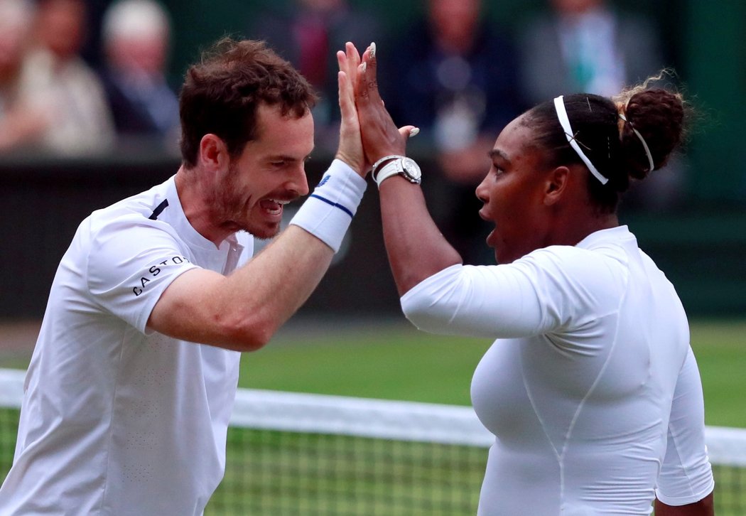 Serena Williamsová, Andy Murray postoupili do osmifinále wimbledonského deblu po výhře 7:5, 6:3 nad Francouzem Fabricem Martinem a Američankou Raquel Atawovou