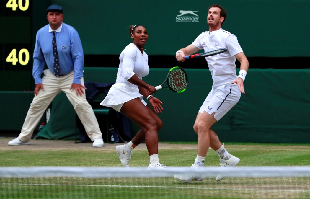 Serena Williamsová, Andy Murray postoupili do osmifinále wimbledonského deblu po výhře 7:5, 6:3 nad Francouzem Fabricem Martinem a Američankou Raquel Atawovou