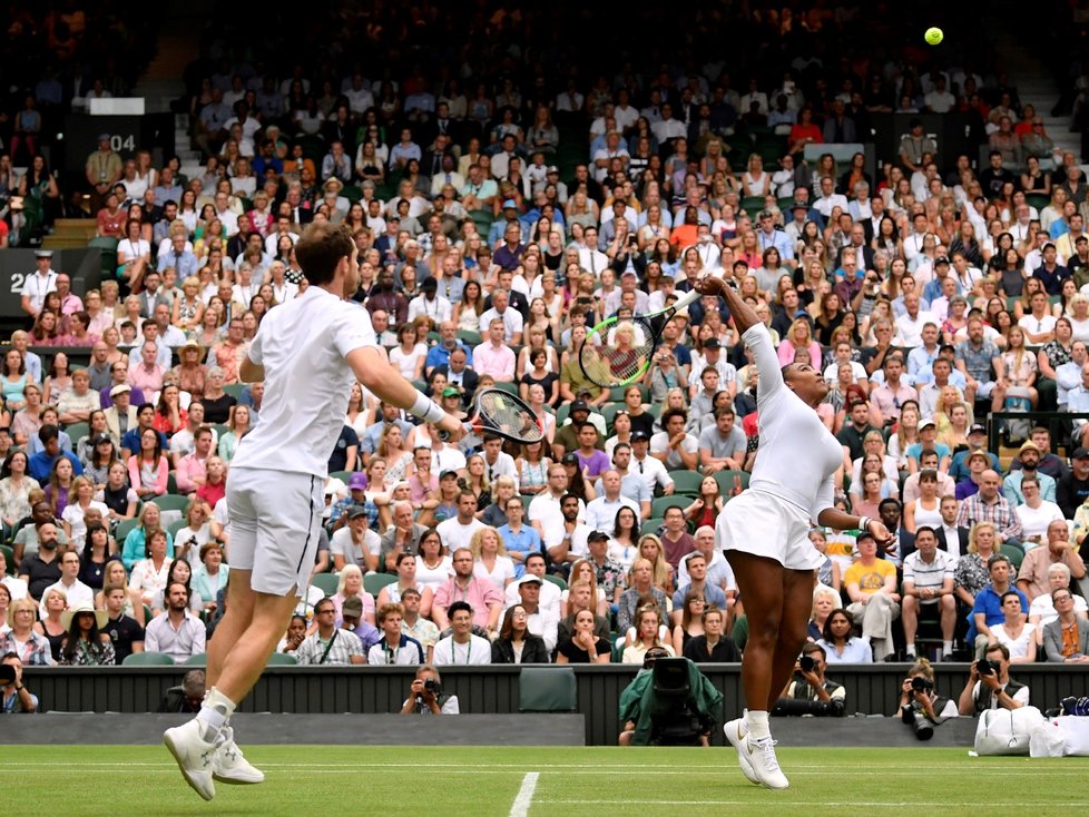 Serena Williamsová, Andy Murray postoupili do osmifinále wimbledonského deblu po výhře 7:5, 6:3 nad Francouzem Fabricem Martinem a Američankou Raquel Atawovou