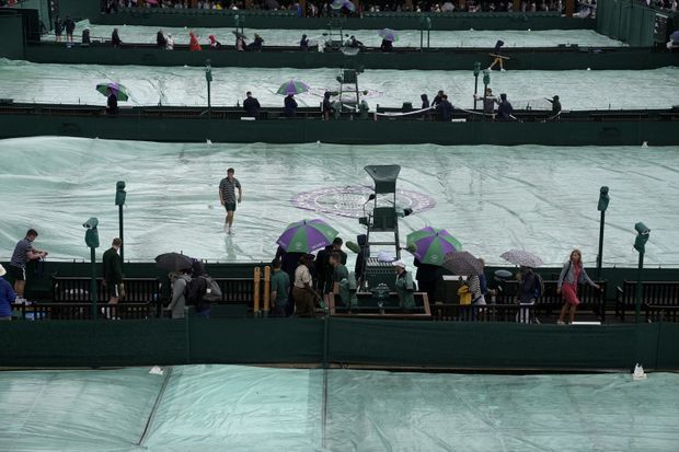 28 sekund a wimbledonská tráva je v bezpečí pod plachtou 28 sekund a wimbledonská tráva je v bezpečí pod plachtou