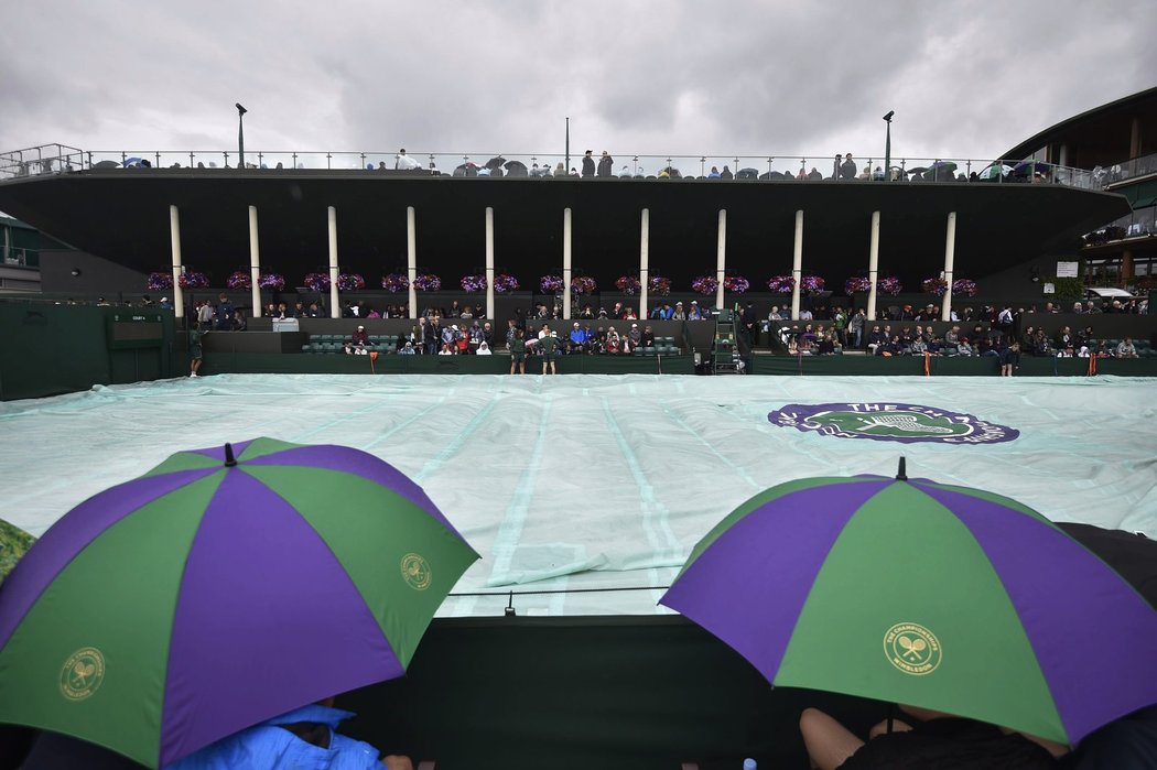 Tenisové zápasy ve Wimbledonu narušil déšť