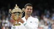 Novak Djokovič pózuje s trofejí pro vítěze Wimbledonu