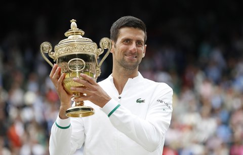 Novak Djokovič pózuje s trofejí pro vítěze Wimbledonu