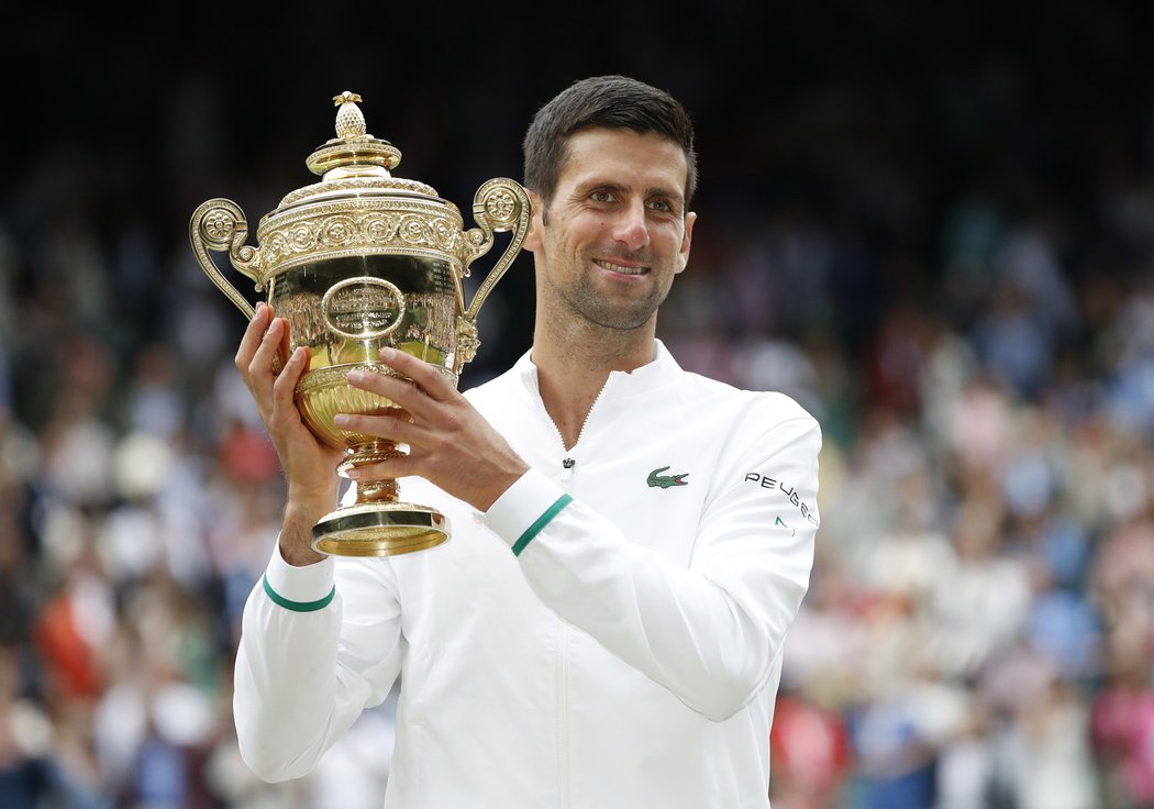 Novak Djokovič pózuje s trofejí pro vítěze Wimbledonu