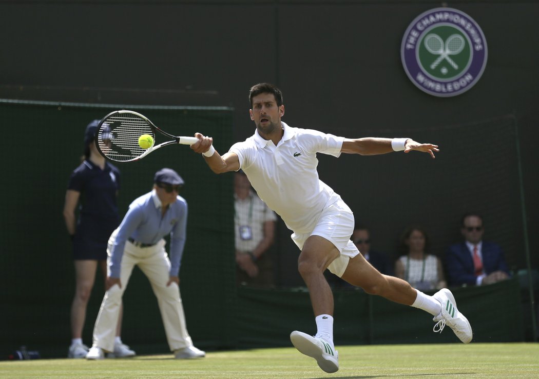 Srbský tenista Novak Djokovič v utkání s Adamem Pavláskem