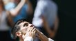 Djokovič zdraví diváky ve Wimbledonu po postupu do finále