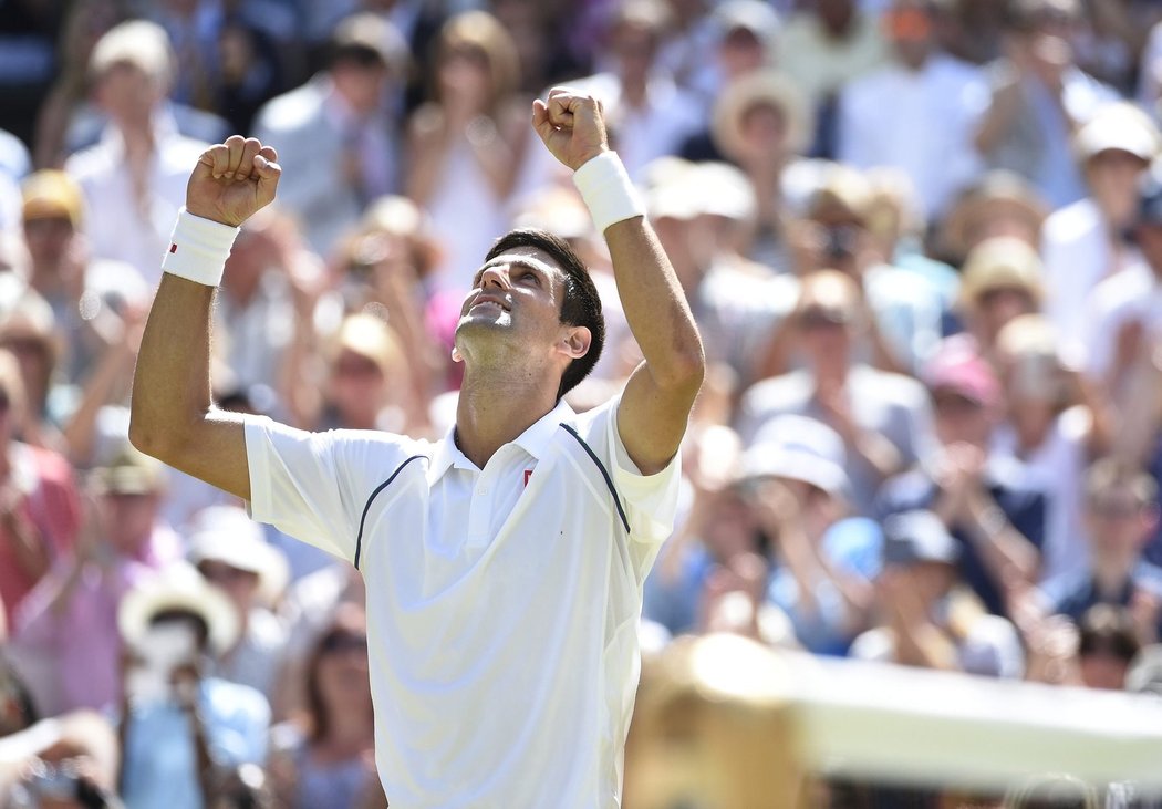 Je to tam! Srbský tenista Novak Djokovič krátce poté, co se potřetí za sebou probojoval do finále Wimbledonu