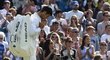 Zklamaný Novak Djokovič opouští kurt po své porážce ve třetím kole Wimbledonu se Samem Querreym