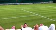 Štěpánek, Djokovič a Becker leží na wimbledonské trávě.