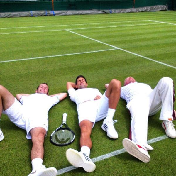 Štěpánek, Djokovič a Becker leží na wimbledonské trávě.