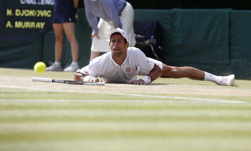 Srb Novak Djokovič se rval ve finále dvouhry Wimbledonu. Během zápasu prožíval radost i zklamání.