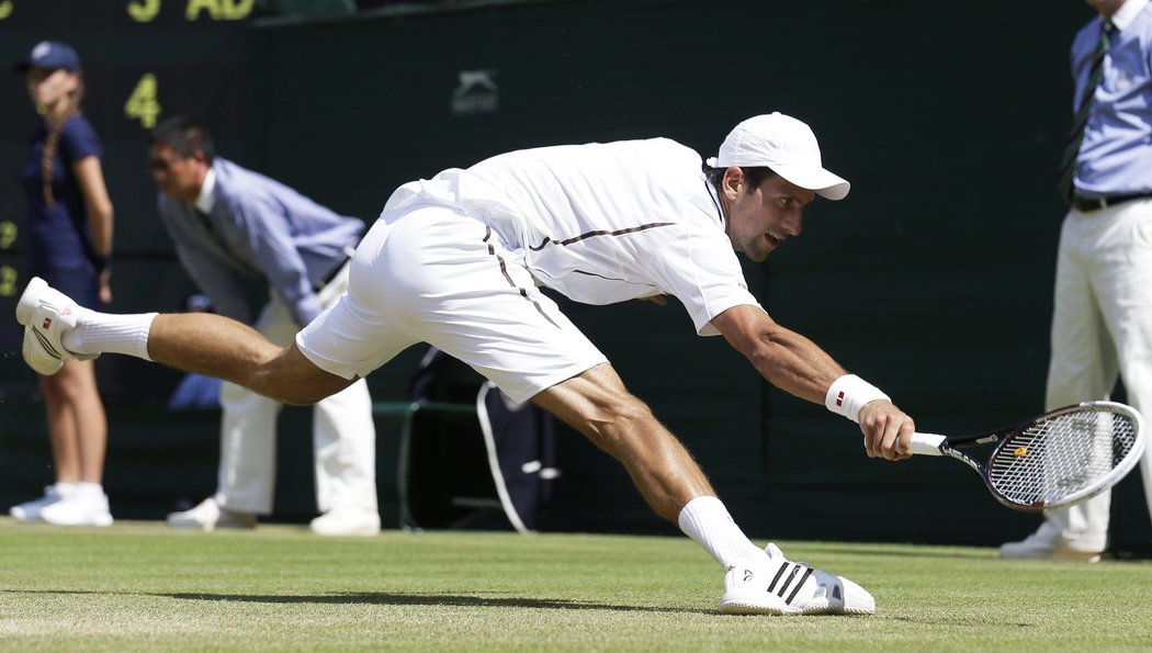 Srb Novak Djokovič se rval ve finále dvouhry Wimbledonu. Během zápasu prožíval radost i zklamání.