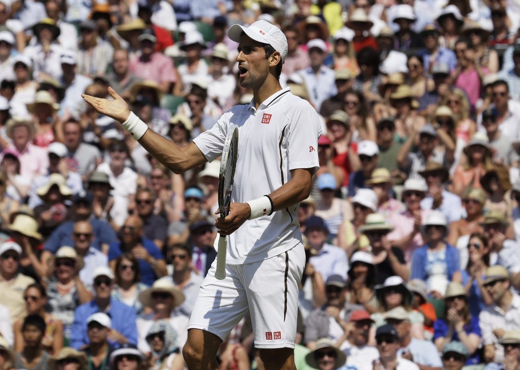 Srb Novak Djokovič se rval ve finále dvouhry Wimbledonu. Během zápasu prožíval radost i zklamání.