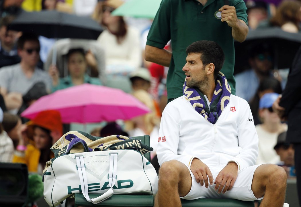 Vítěz posledních čtyř grandslamů Novak Djokovič vypadl z wimbledonské dvouhry ve třetím kole. S Američanem Samem Querreym prohrál 6:7, 1:6, 6:3, 6:7.