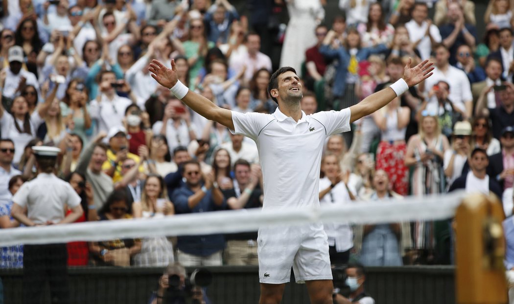 Novak Djokovič slaví další wimbledonský triumf