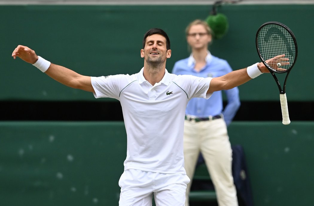 Novak Djokovič slaví další wimbledonský triumf