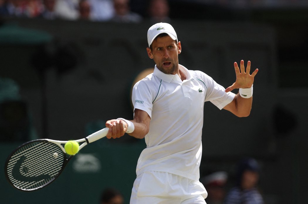 Novak Djokovič při snaze získat 4. wimbledonský titul v řadě