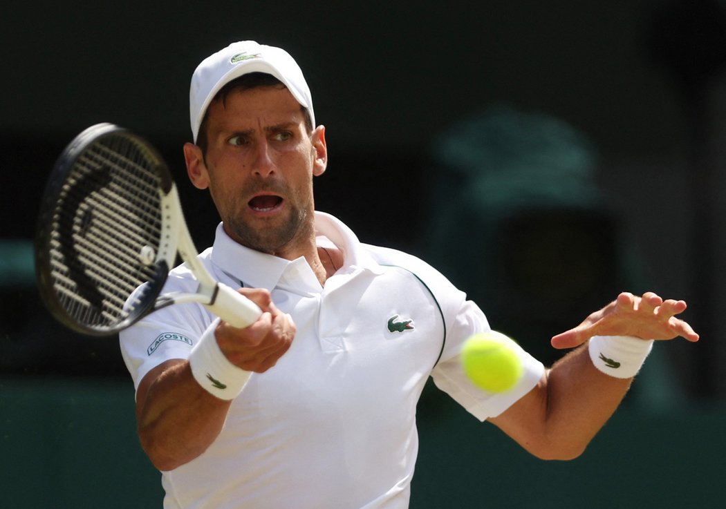 Novak Djokovič při snaze získat 4. wimbledonský titul v řadě