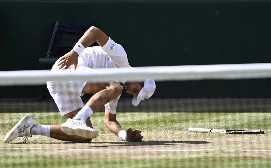 Novak Djokovič na zemi, ale nezraněn